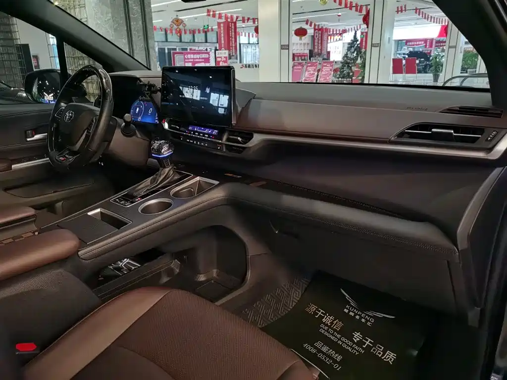 Toyota Granvia 2024 2.5L Hybrid Premium PLUS 4WD Edition фото 15