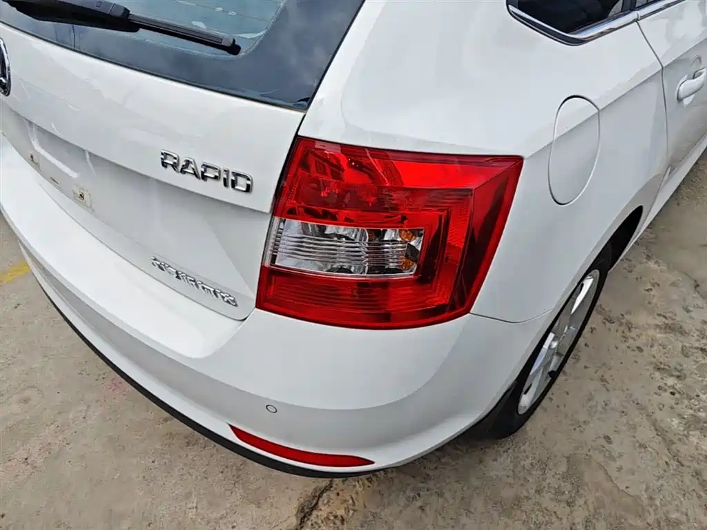 Škoda Skoda Rapid Spaceback 2016 Facelift 1.6L Automatic Innovation Edition фото 8