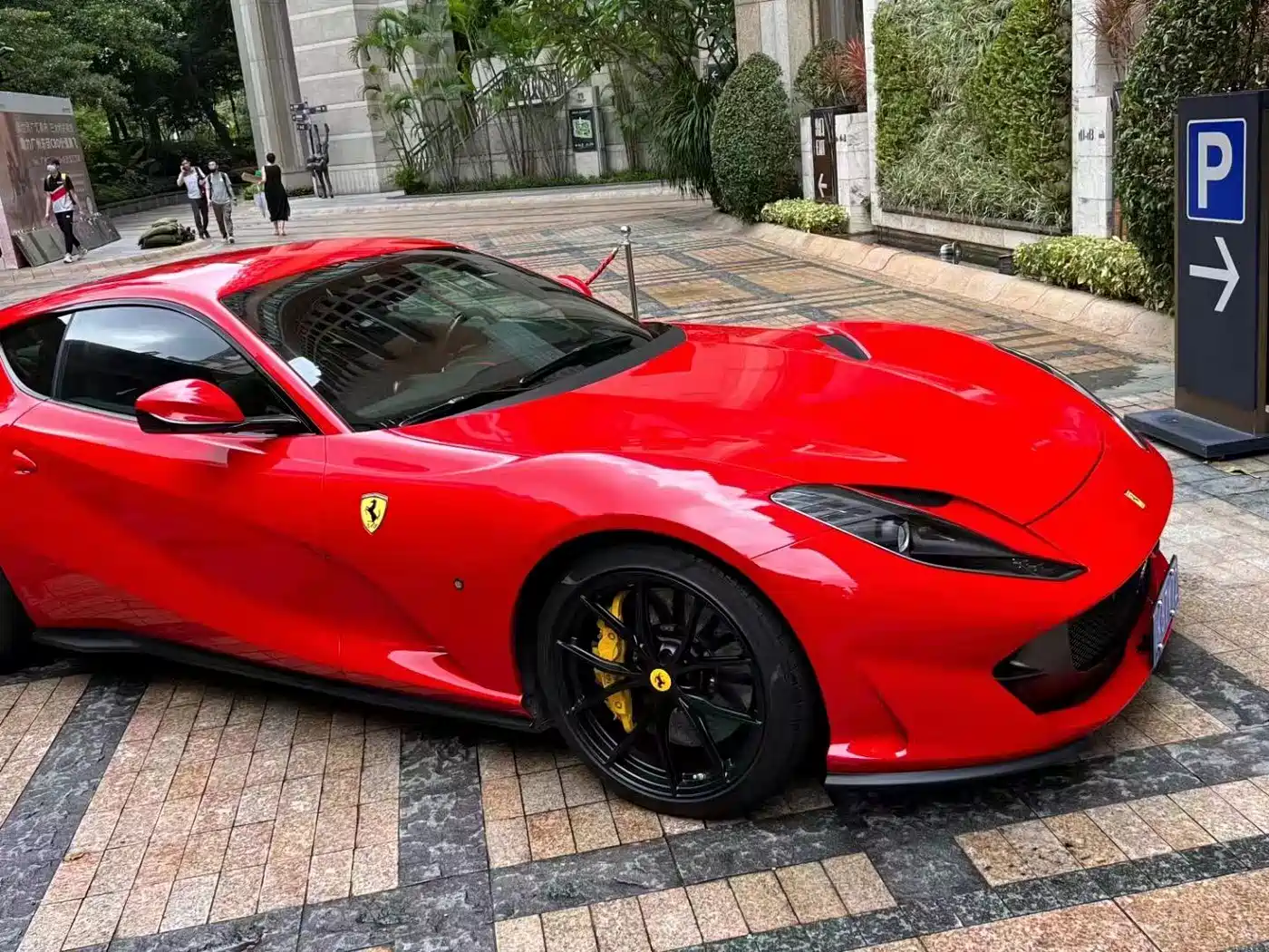FERRARI 812