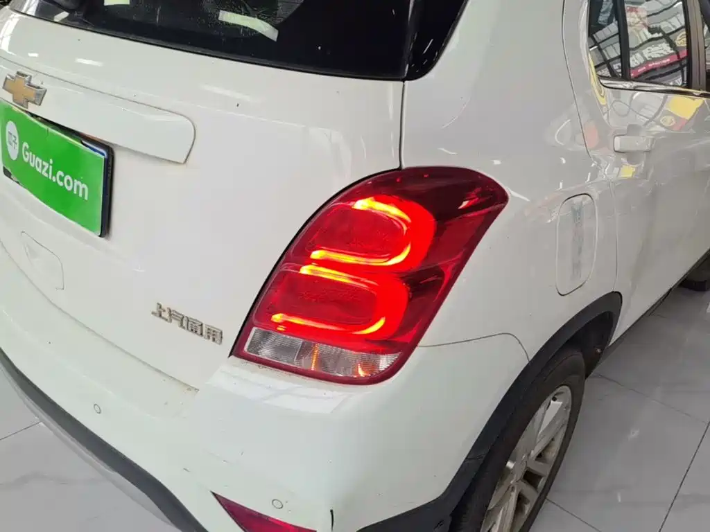Photo 8 - Chevrolet Trax