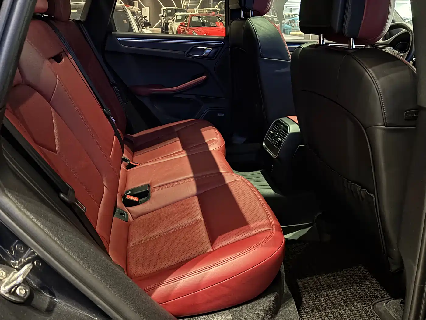 PORSCHE MACAN