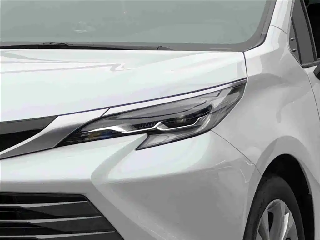 Toyota Sienna 2023 2.5L Hybrid Premium Edition фото 3