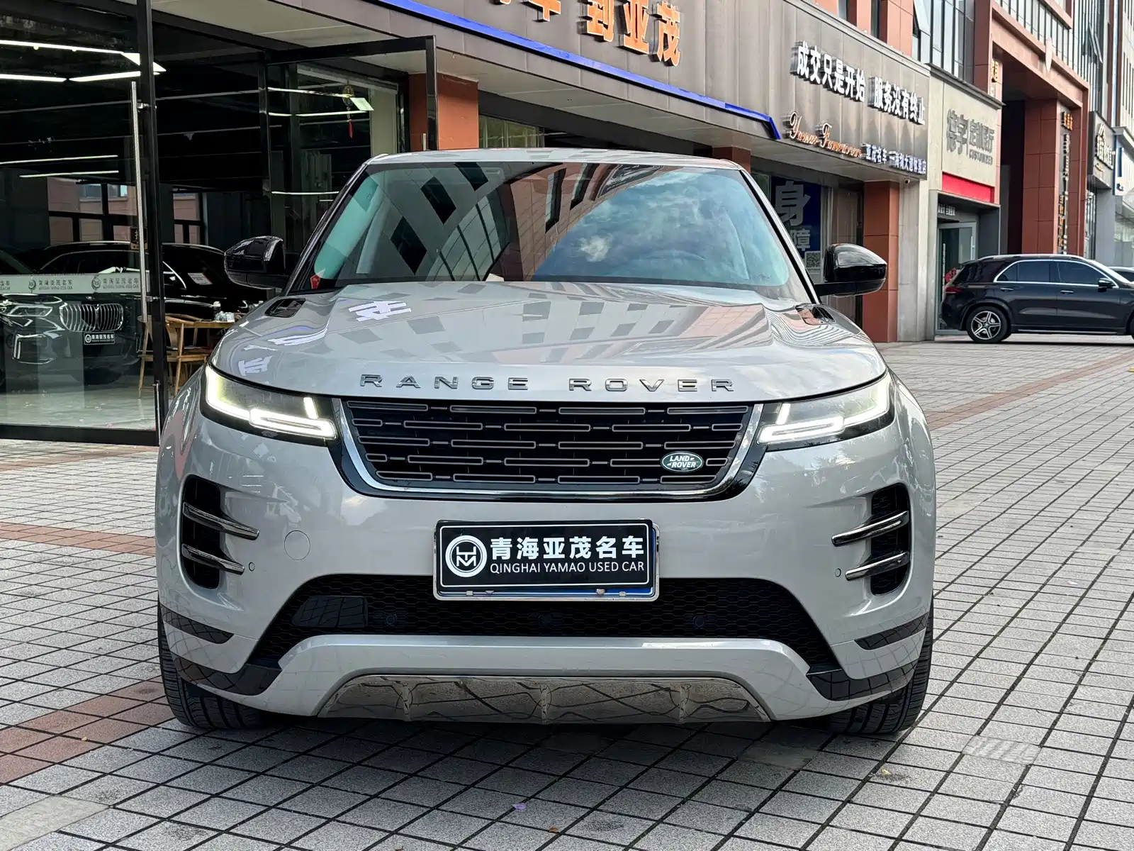 Photo 2 - Land Rover Range Rover Evoque