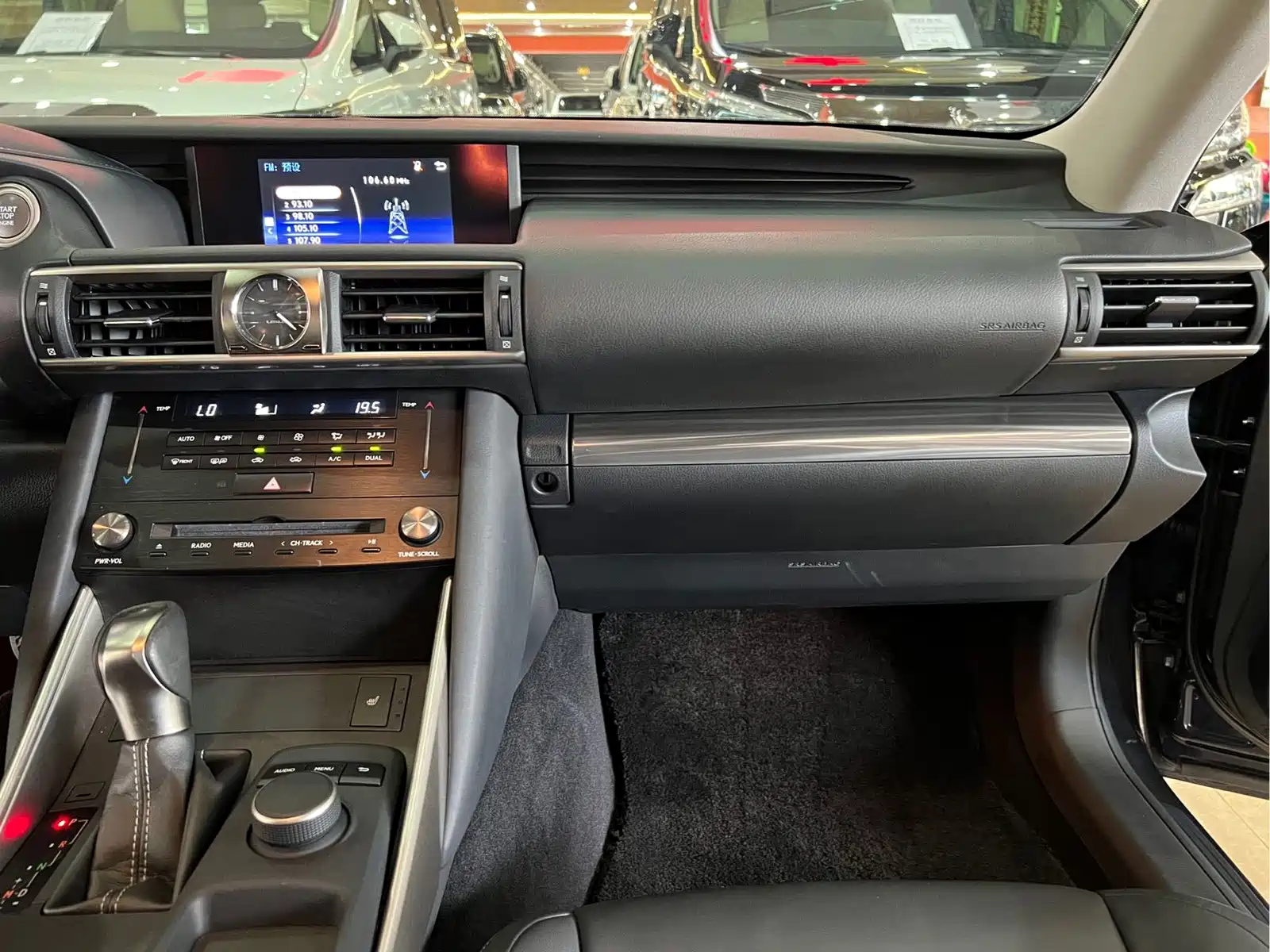 Photo 14 - Lexus IS