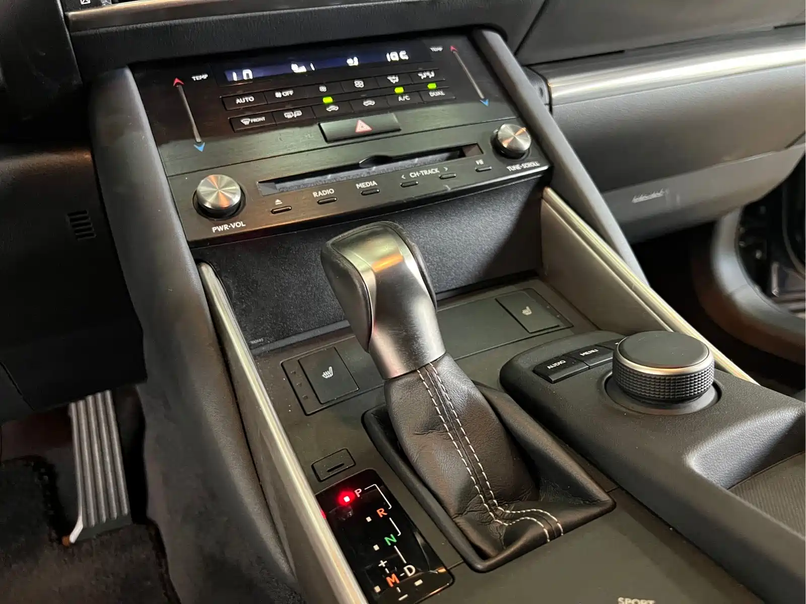 Photo 16 - Lexus IS