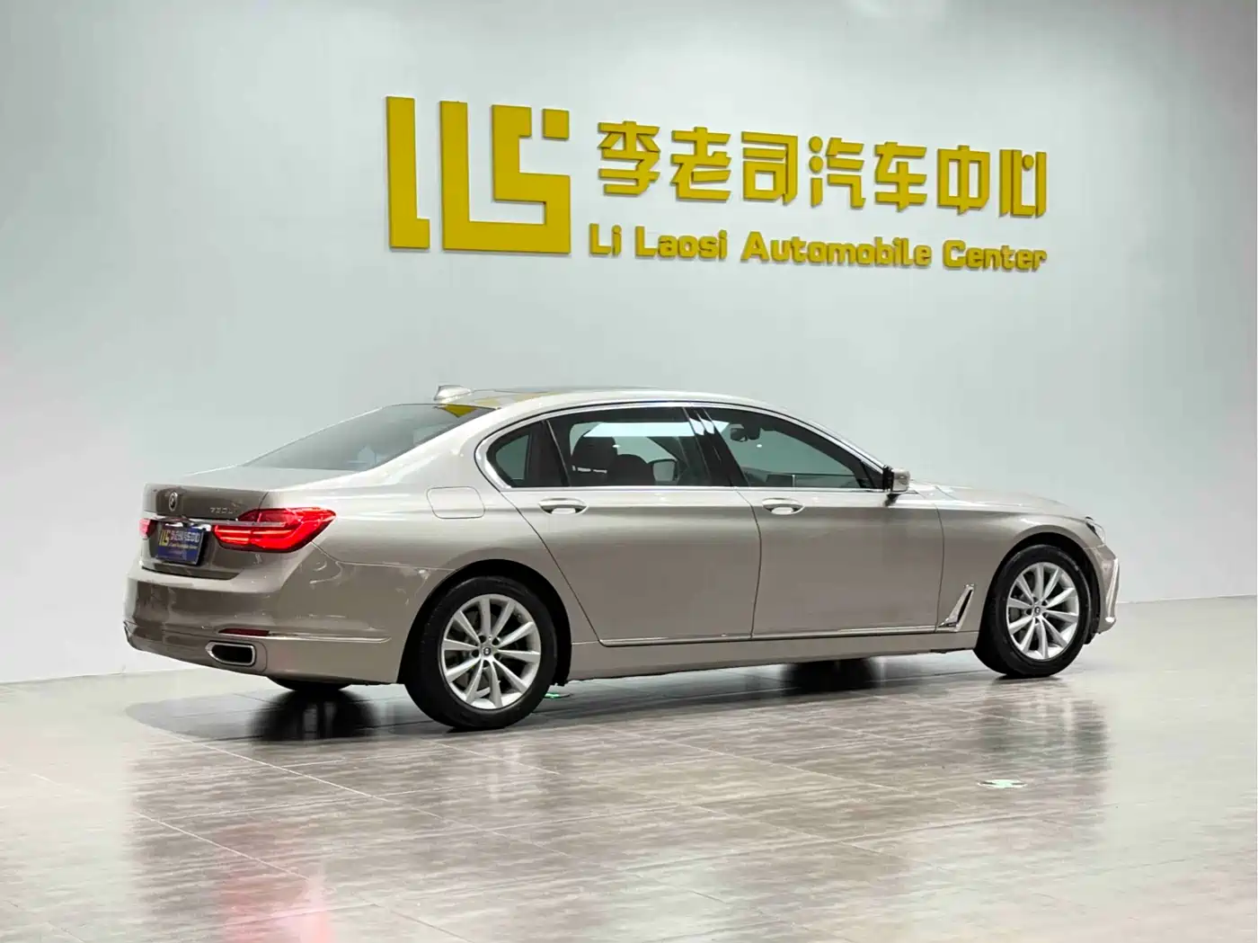 BMW 7 Series 2016 730Li Leading фото 4