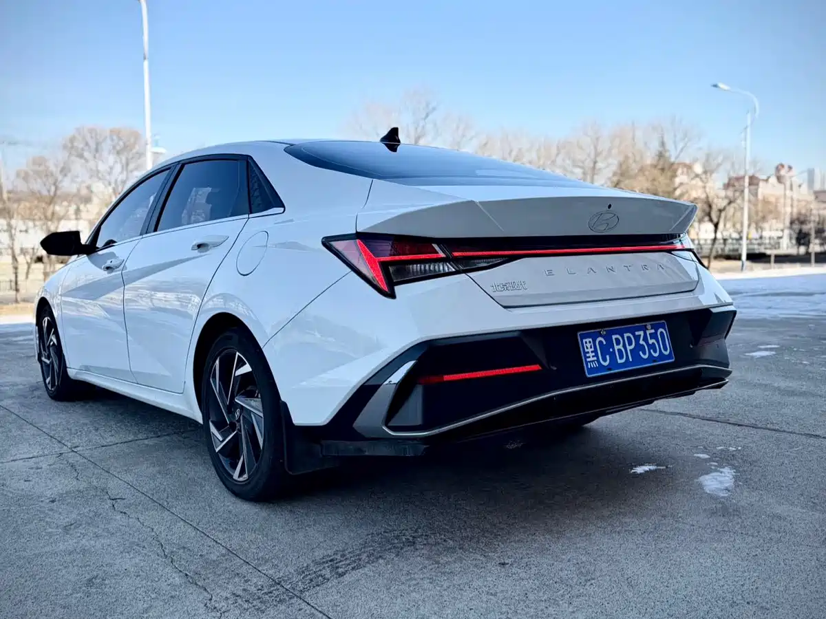 Hyundai Elantra 2023 Model 1.5L CVT LUX Premium Edition фото 4