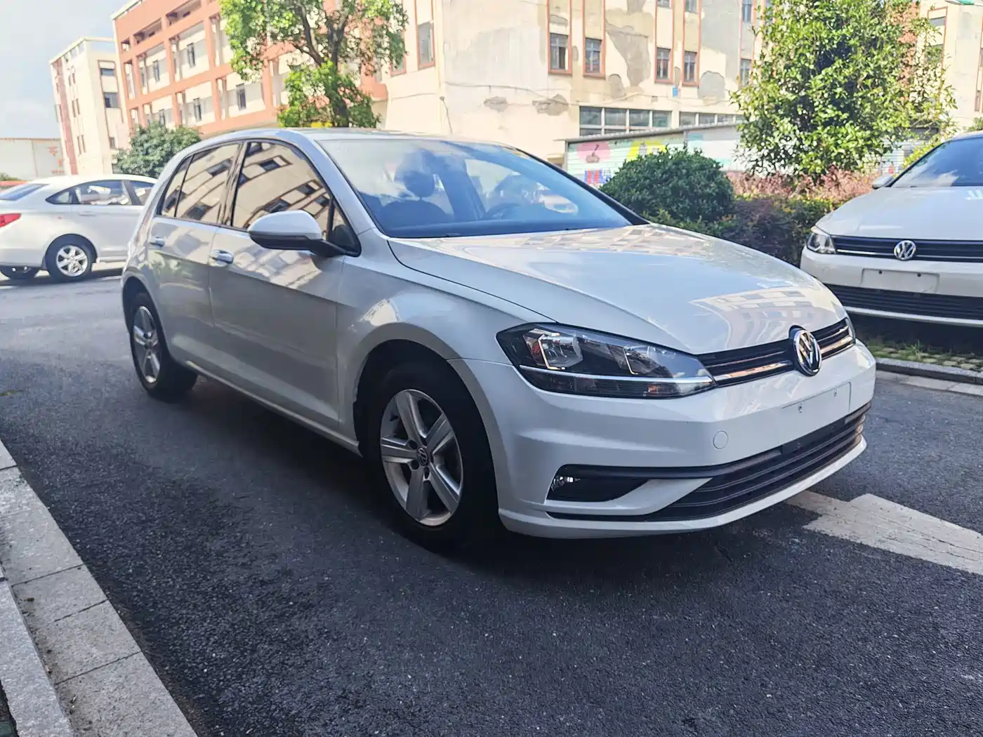 Фото 2 - Volkswagen Golf