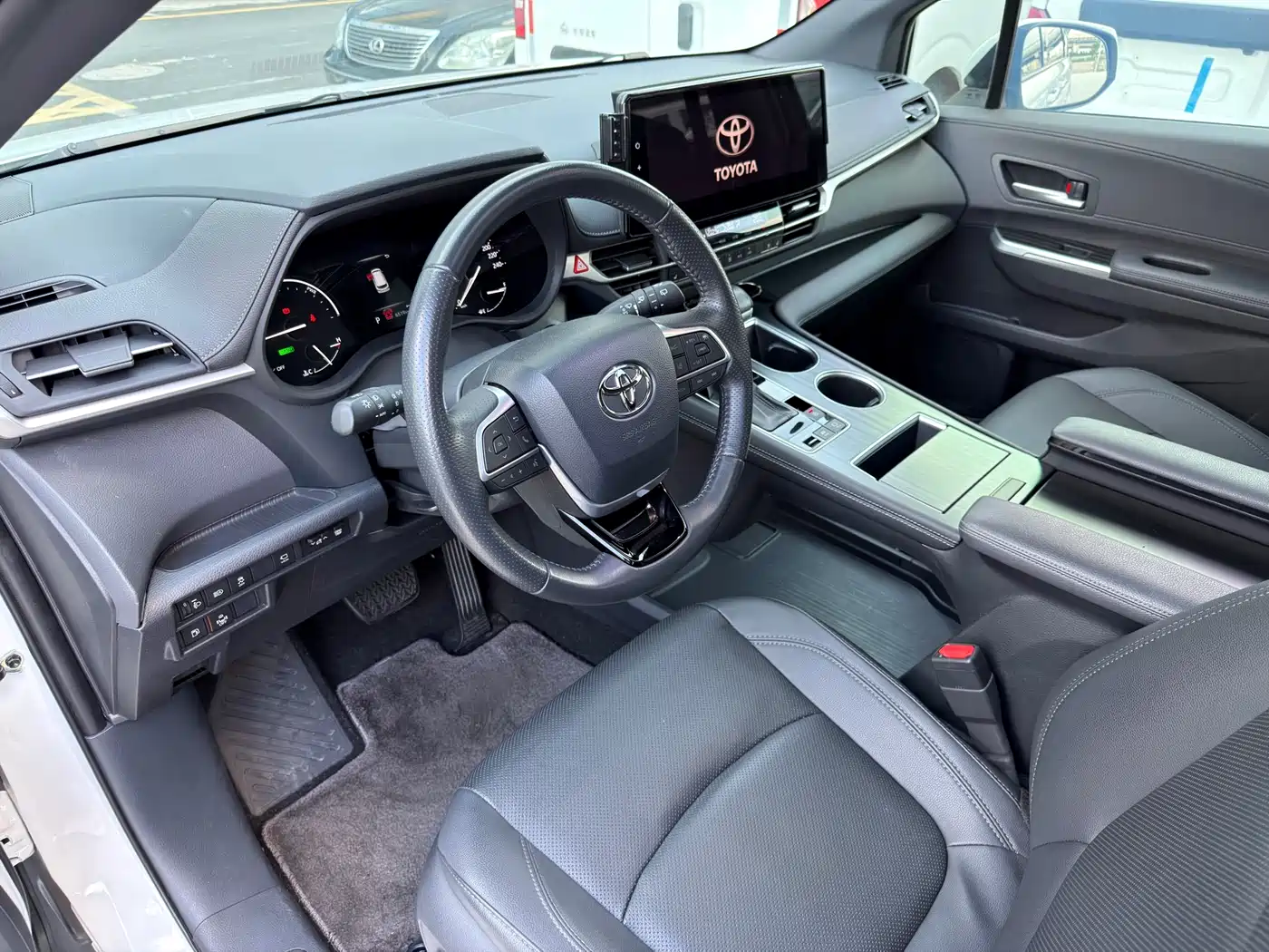 Toyota Sienna 2023 2.5L Hybrid Premium Edition фото 6