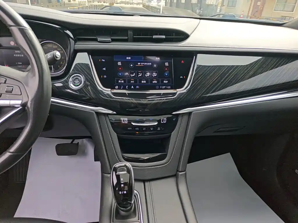 Photo 13 - Cadillac XT6