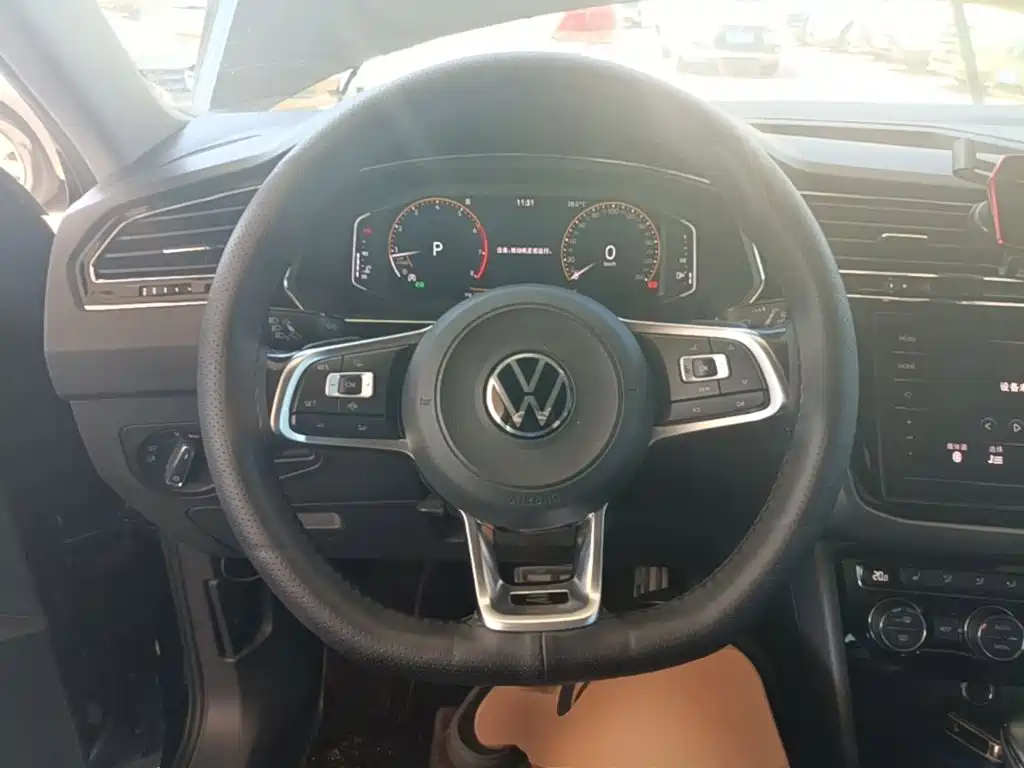 Photo 11 - Volkswagen Tiguan L