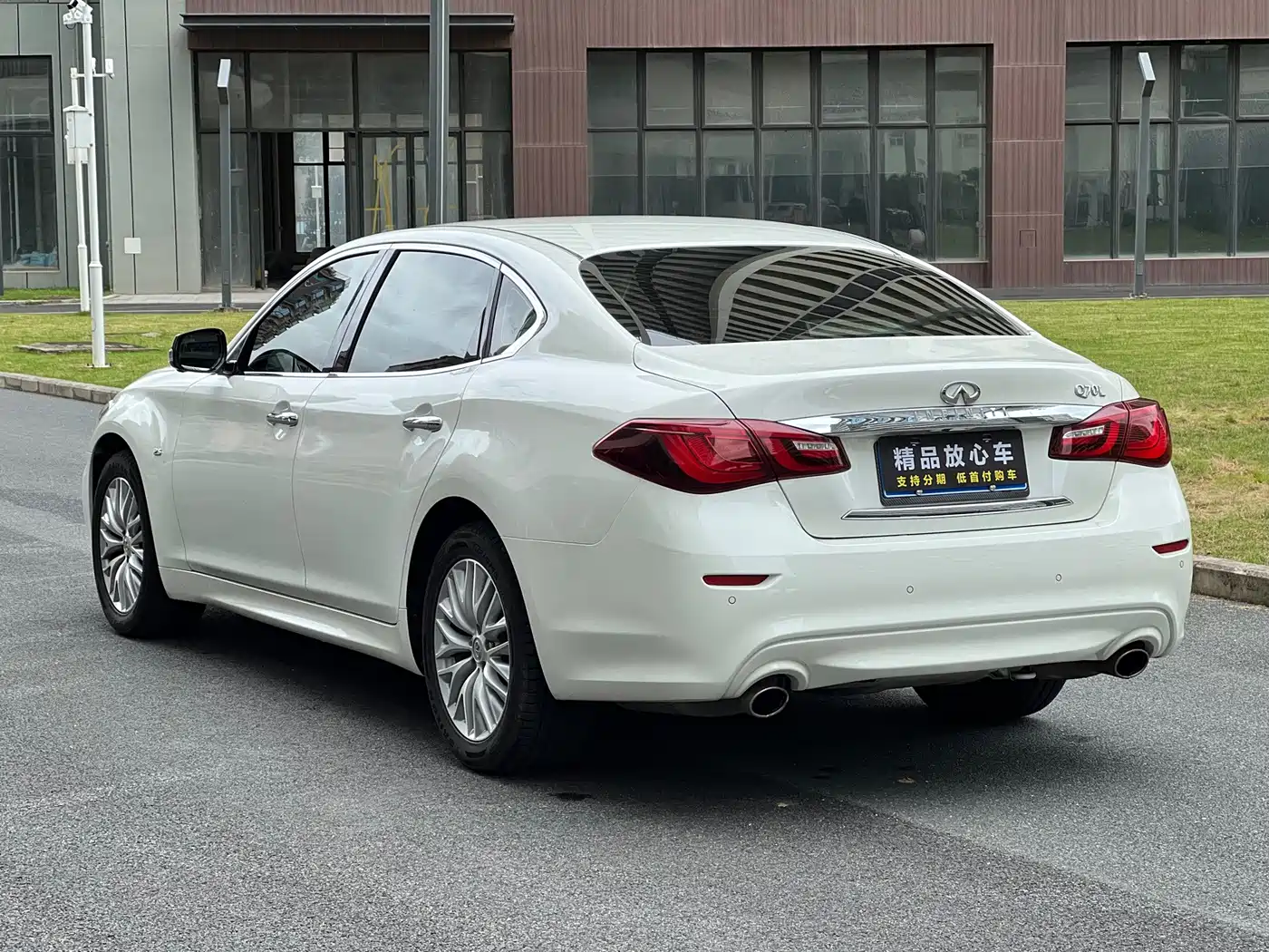 Фото 4 - Infiniti Q70