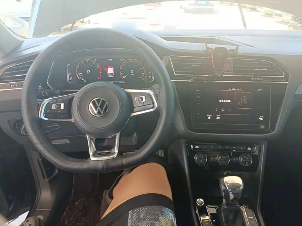 Photo 10 - Volkswagen Tiguan L