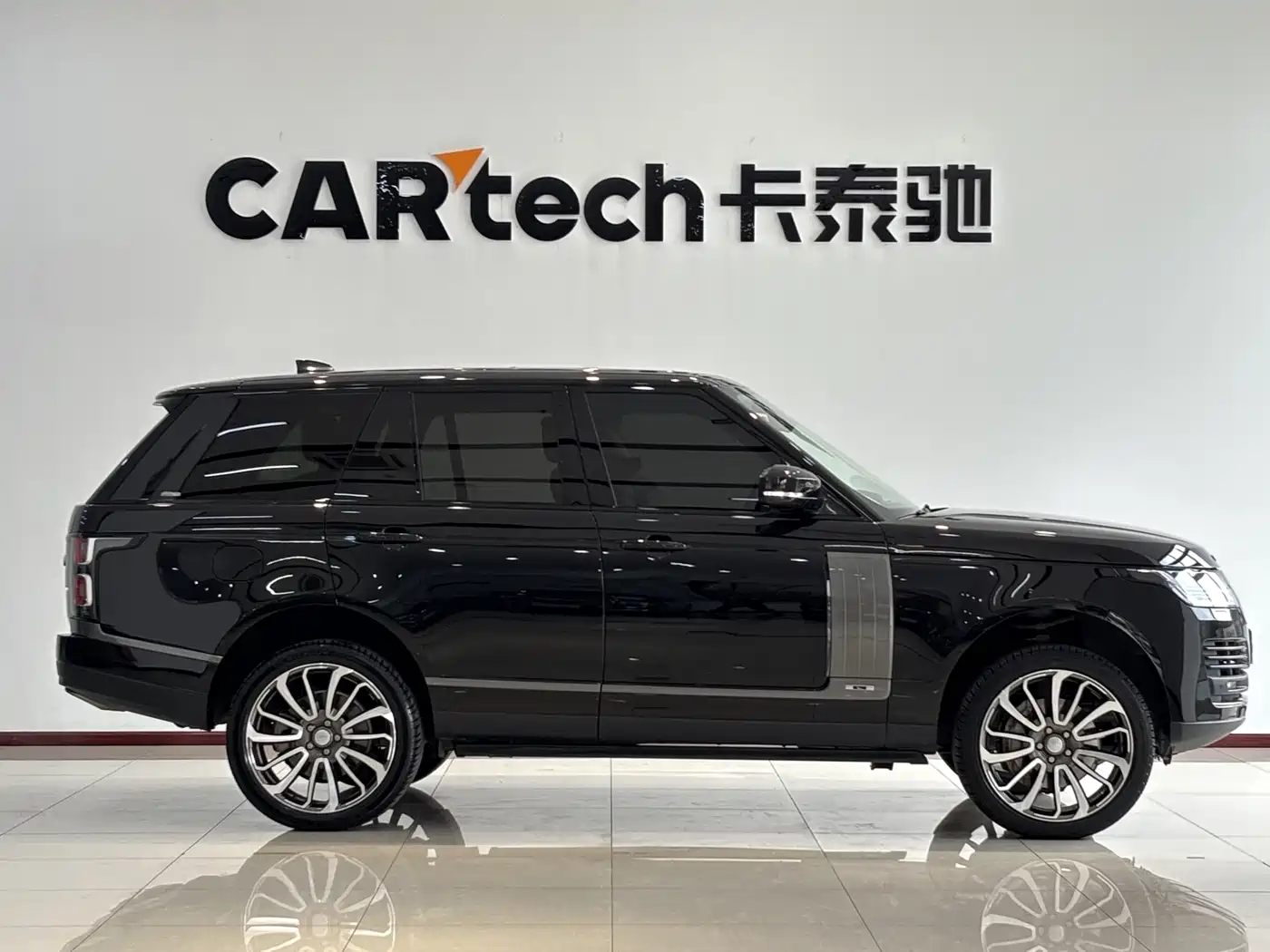 Land Rover Range Rover 2021 3.0 L6 Golden Age Edition фото 4