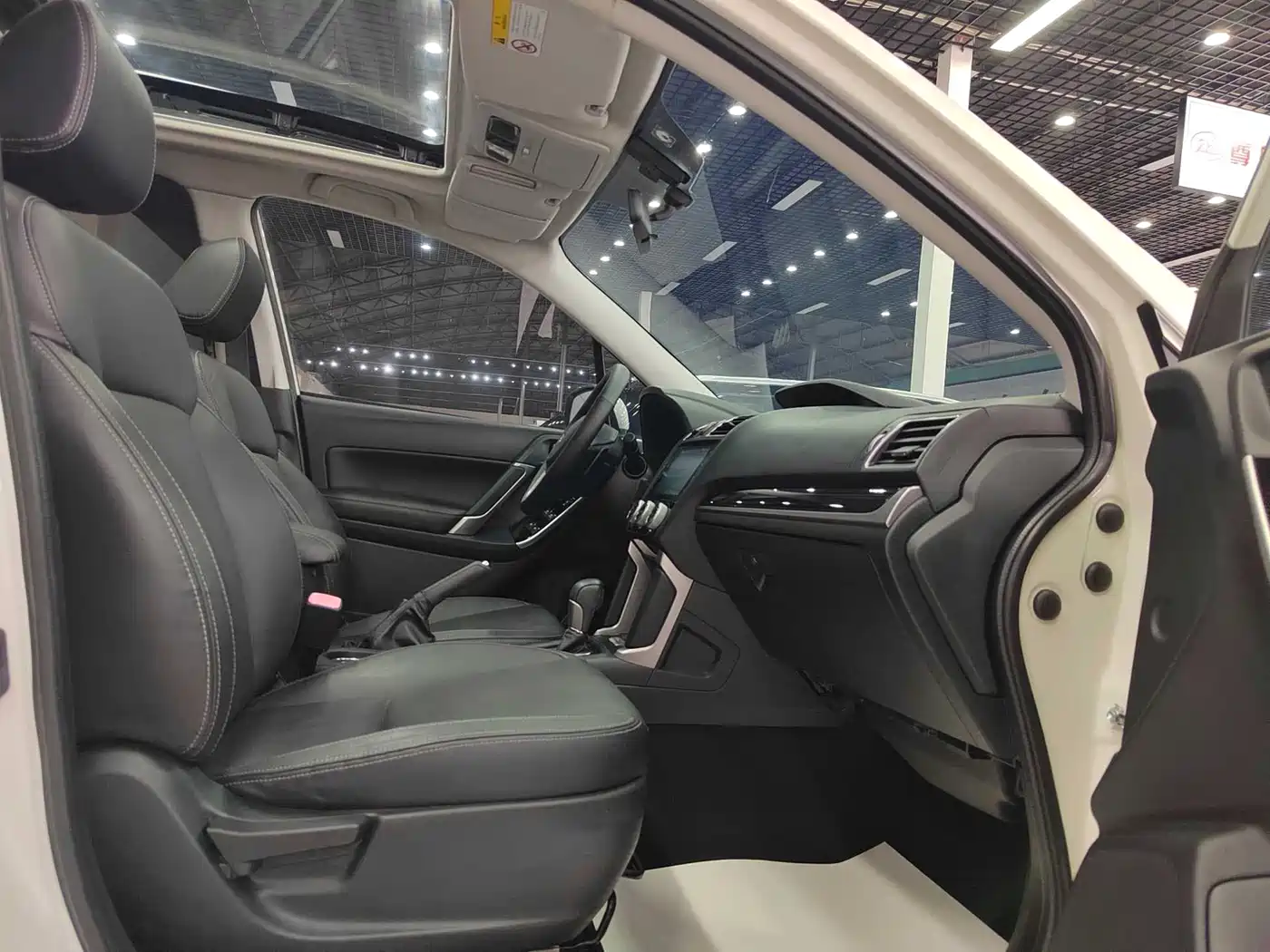 Subaru Forester 2016 2.0i Fashion Navigation Edition фото 18