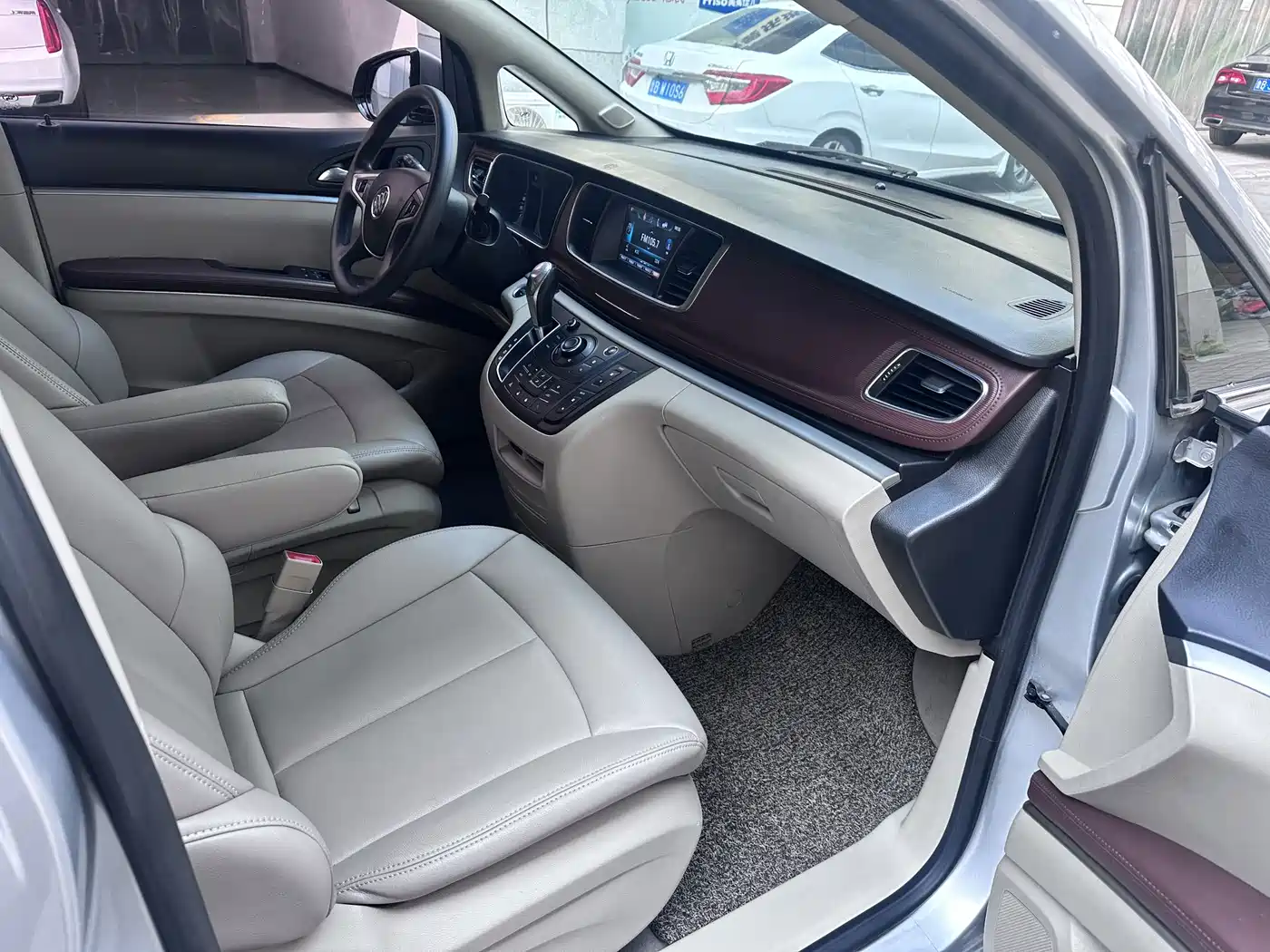 Buick GL8 2018 28T Comfort China VI фото 4