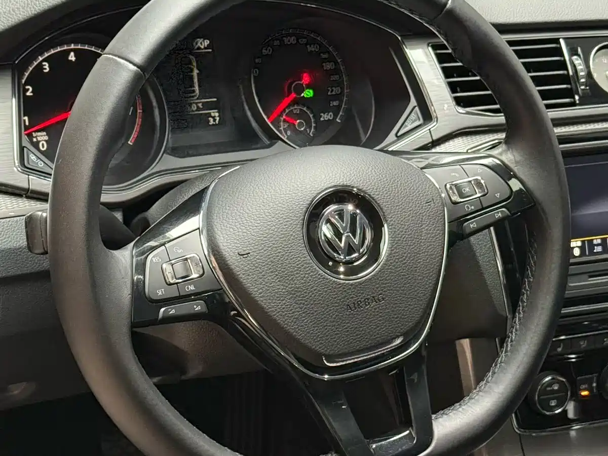 Volkswagen Passat 2016 330TSI DSG Honor Edition фото 3