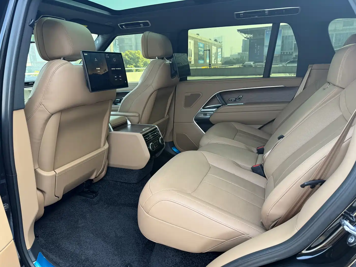 Land Rover Range Rover 2025 3.0 L6 400PS Genesis Extended Wheelbase фото 17