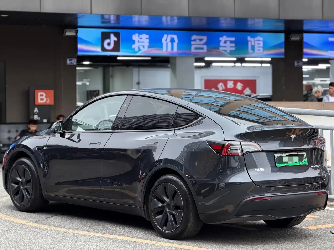 TESLA MODEL Y