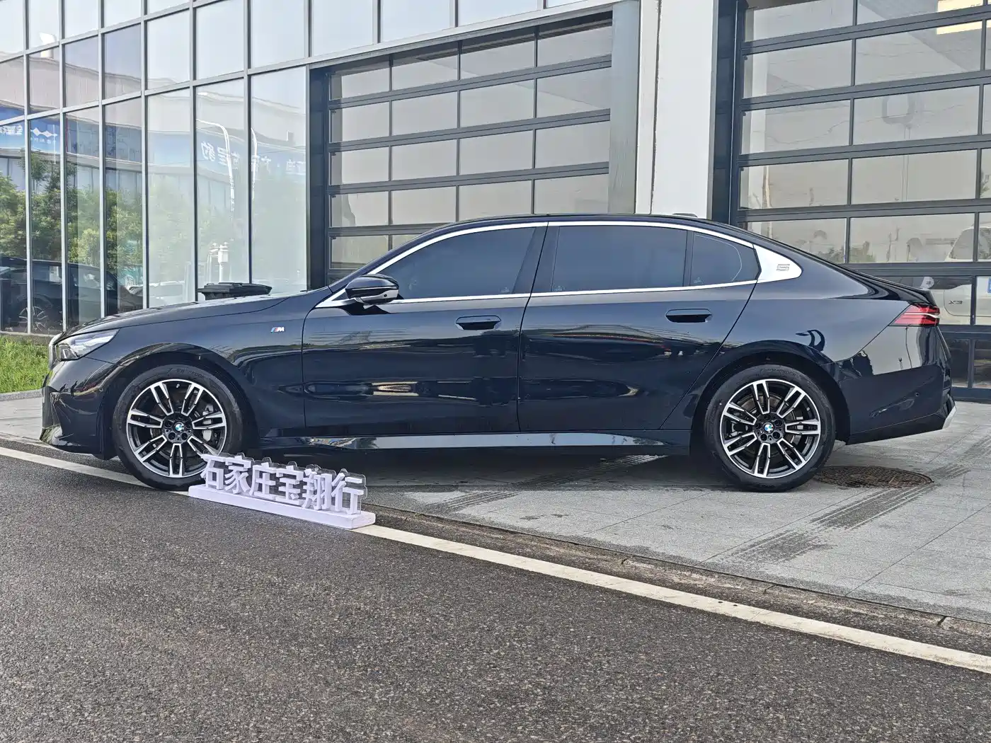BMW 5 Series 2024 530Li Leading M Sport Package фото 4