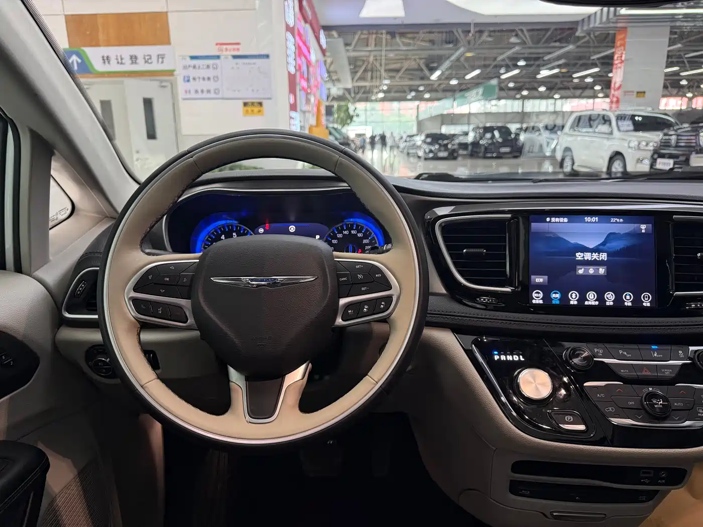 Chrysler Grand Voyager (Import) 2017 3.6L Premium Edition фото 15