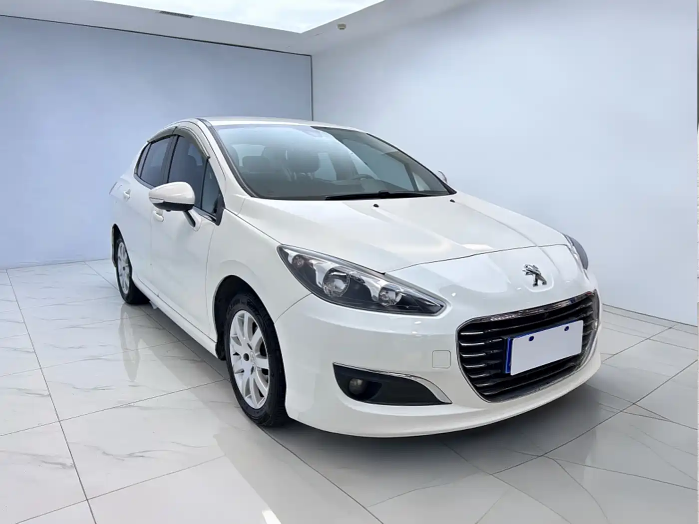 Peugeot 308 2014 Model Joy Edition Classic 1.6L Automatic Superior Style фото 3