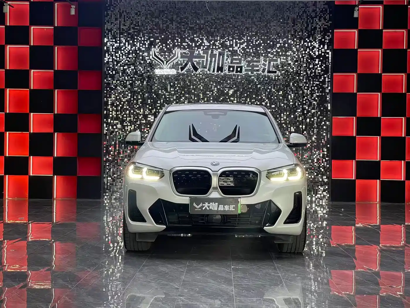 BMW iX3 2024 Leading Edition фото 2