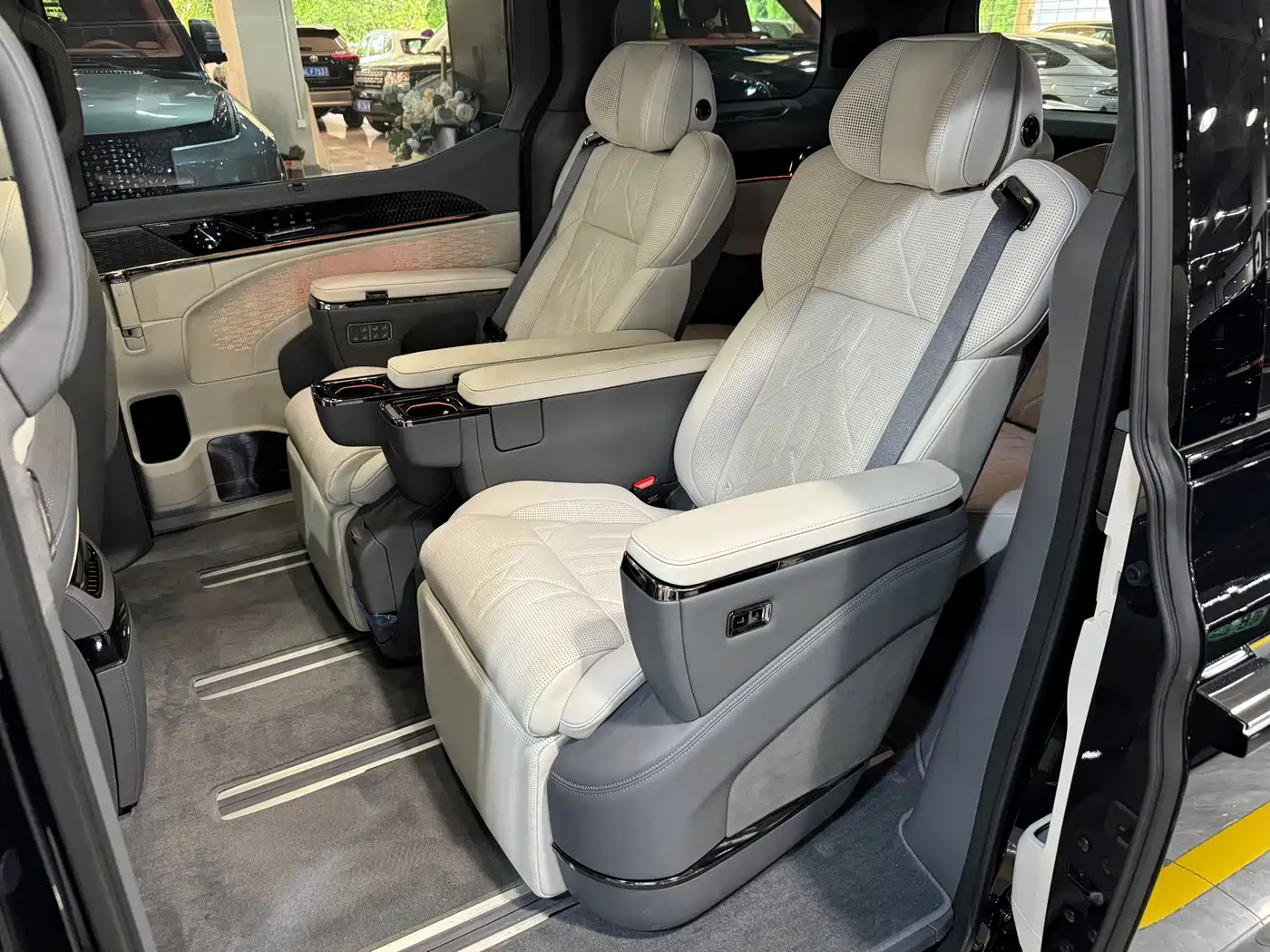 ZEEKR 009 2026 2024 6-seat Executive AWD 108kWh