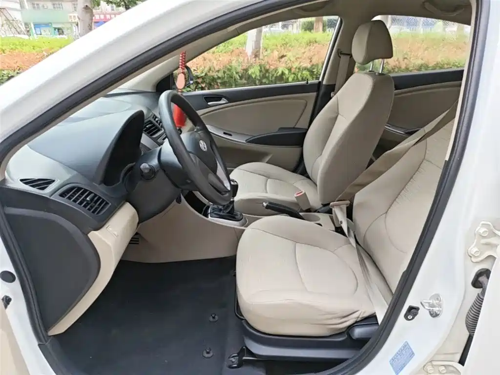 Hyundai Verna 2014 1.4L Manual Smart GLS фото 15