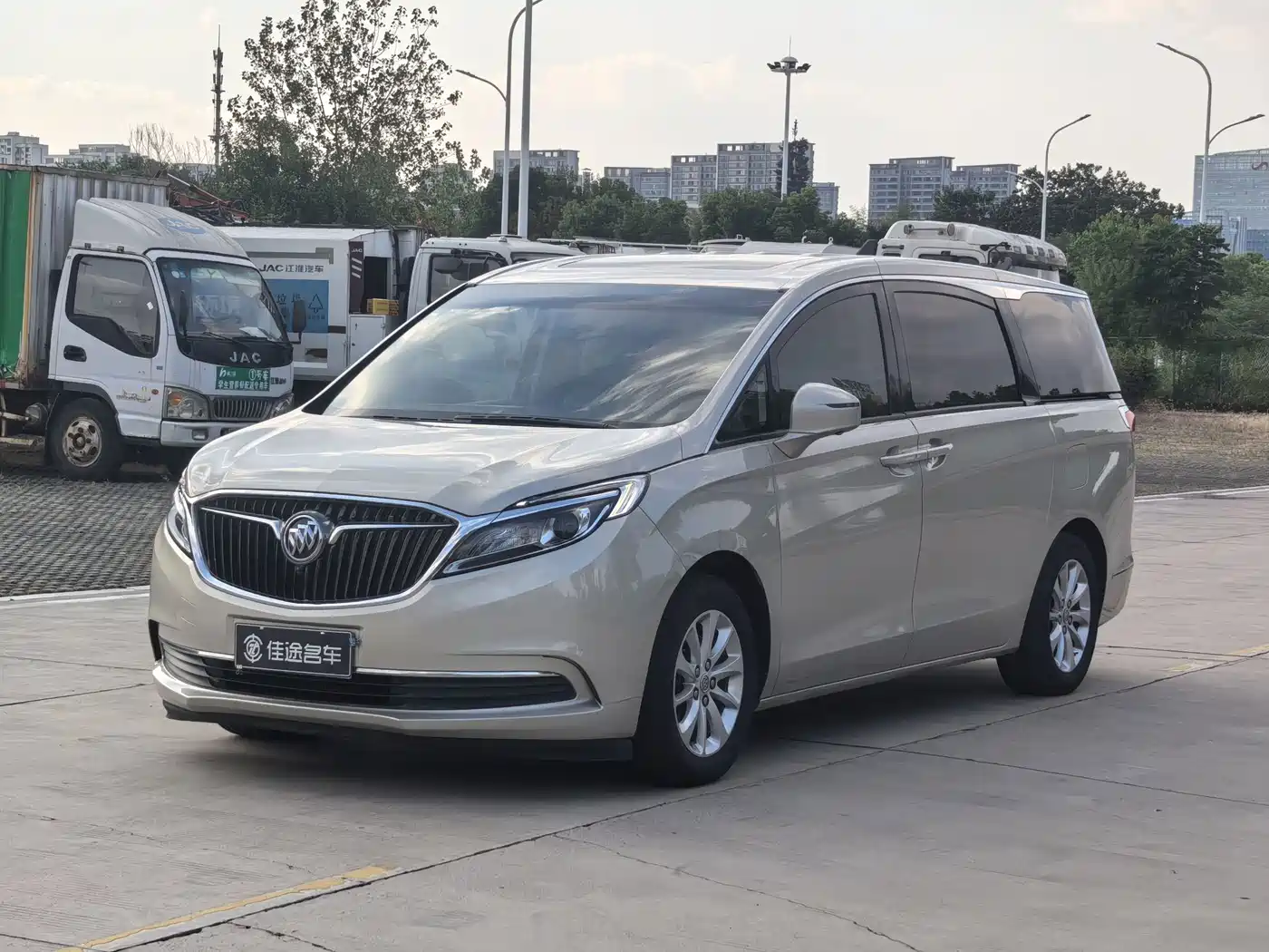 Photo 1 - Buick GL8