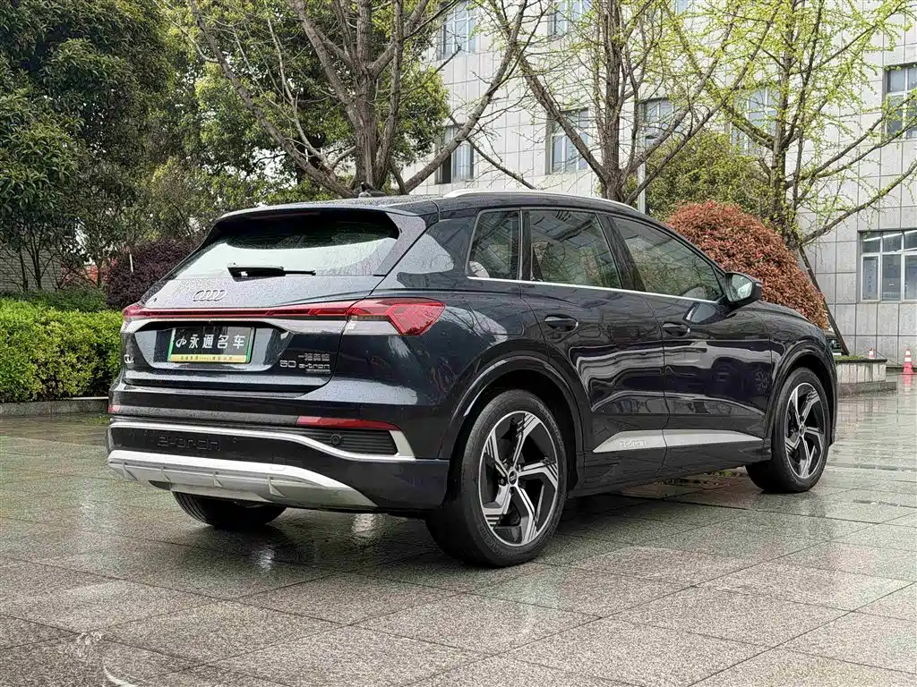 AUDI Q4 E TRON