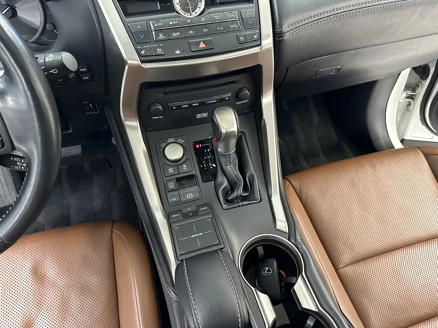 Фото 19 - Lexus NX