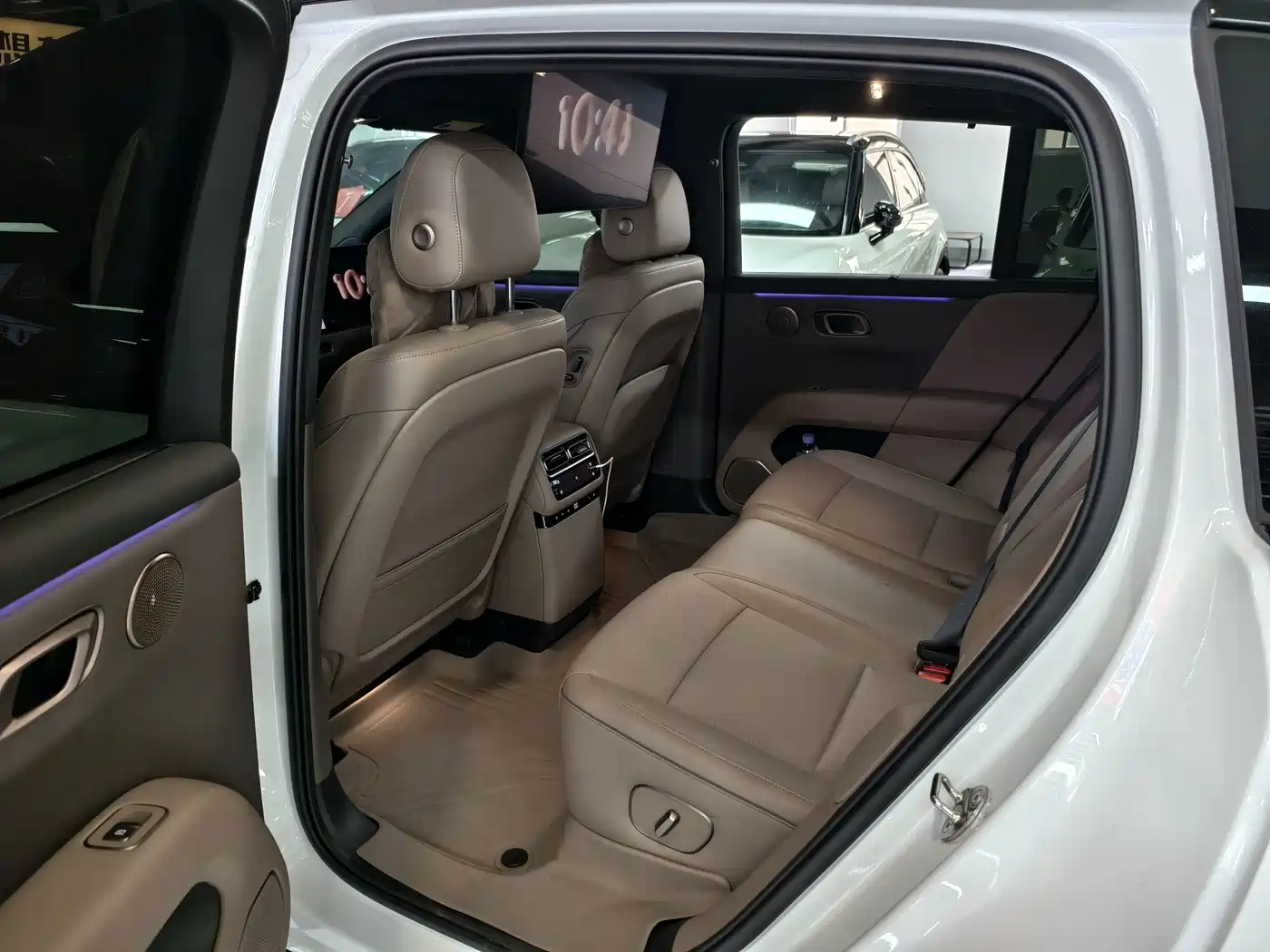 Photo 7 - Li Auto i6