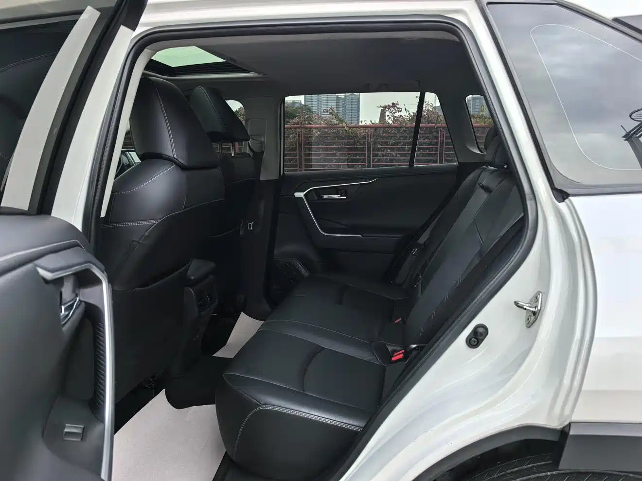 Photo 16 - Toyota RAV4