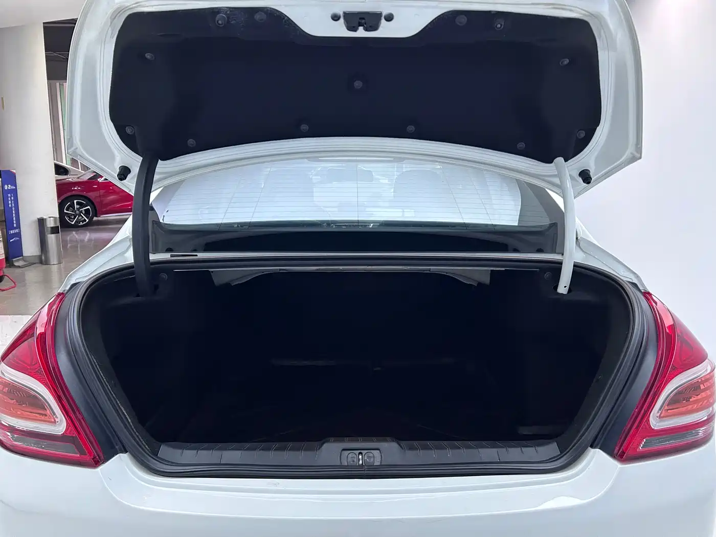 Peugeot 308 2014 Model Joy Edition Classic 1.6L Automatic Superior Style фото 21