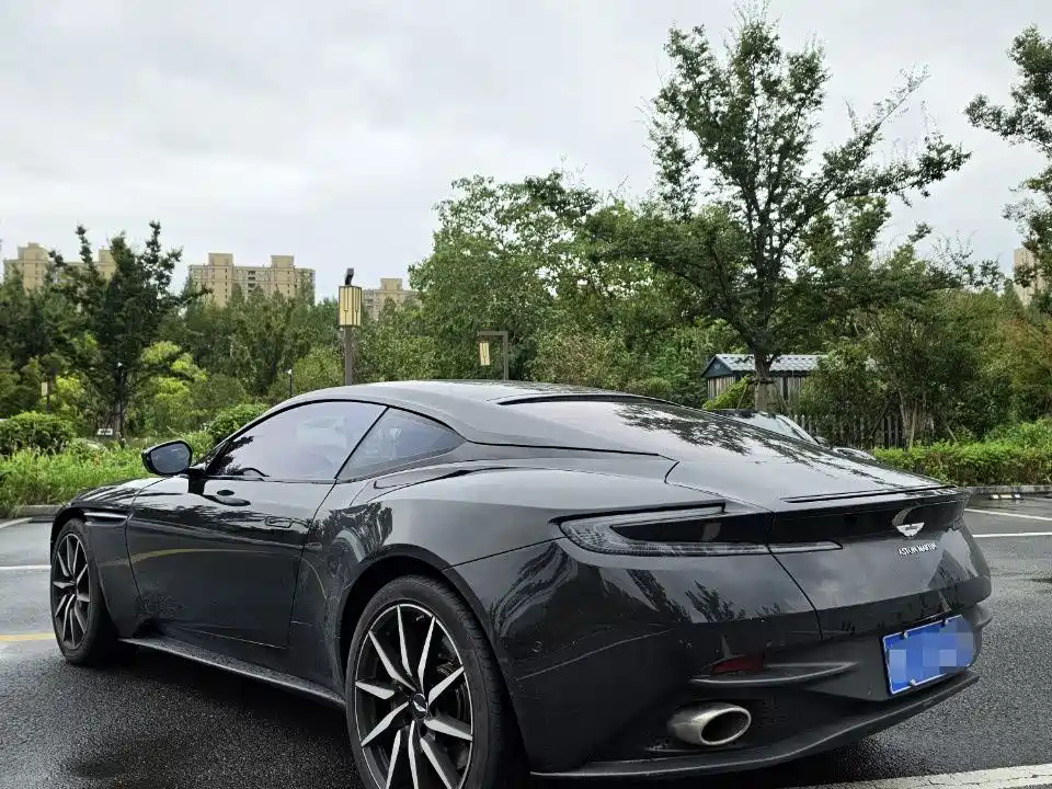 Фото 10 - Aston Martin DB11