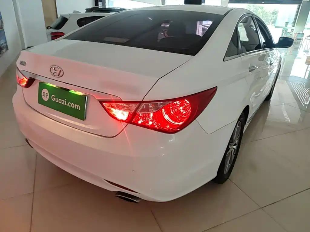 Photo 8 - Hyundai Sonata