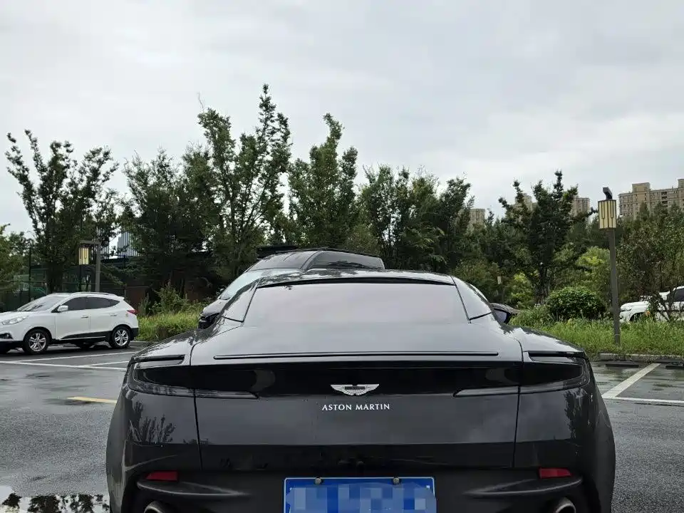 Фото 11 - Aston Martin DB11