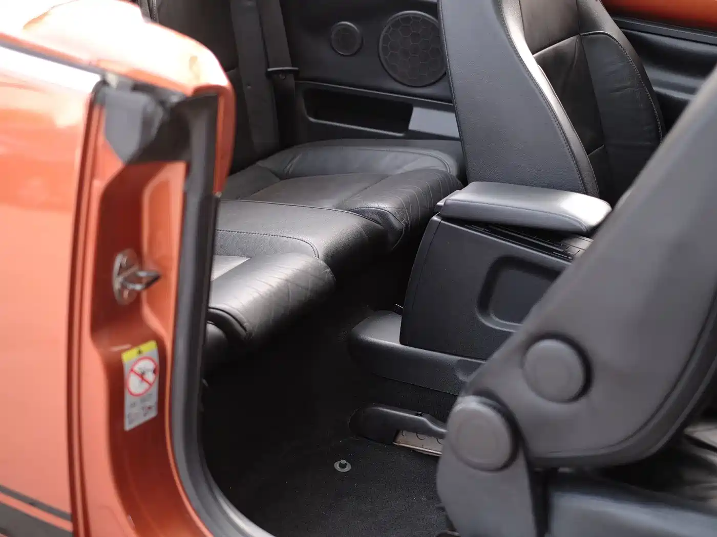 Volkswagen Beetle 2010 Model 2.0 BlackOrange Convertible Luxury Edition фото 43