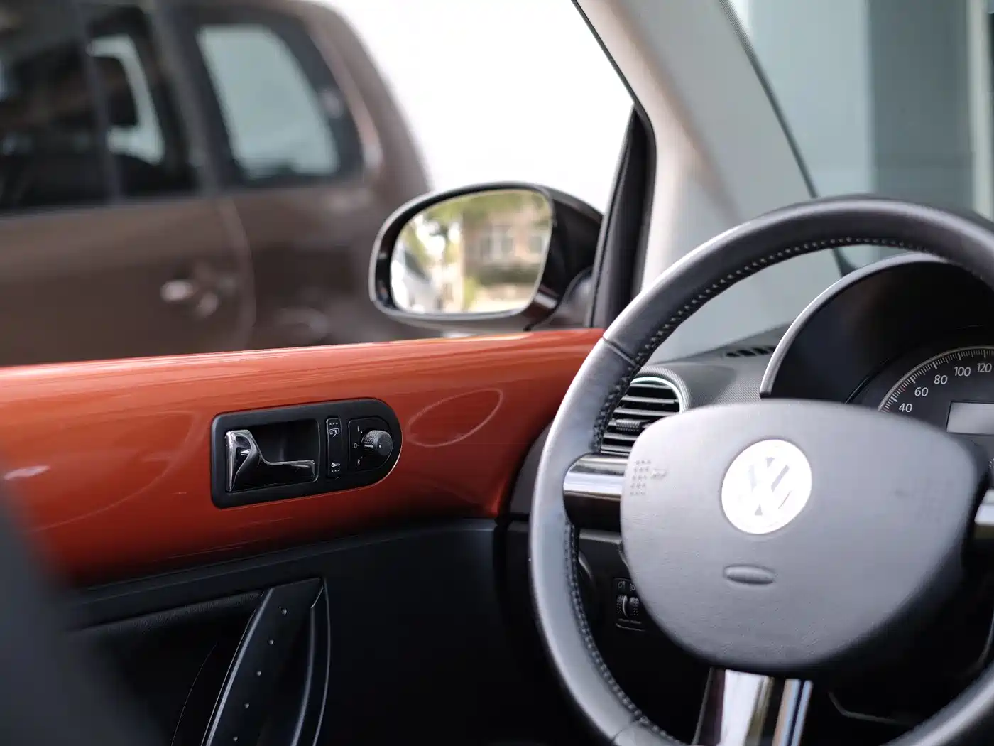 Volkswagen Beetle 2010 Model 2.0 BlackOrange Convertible Luxury Edition фото 50