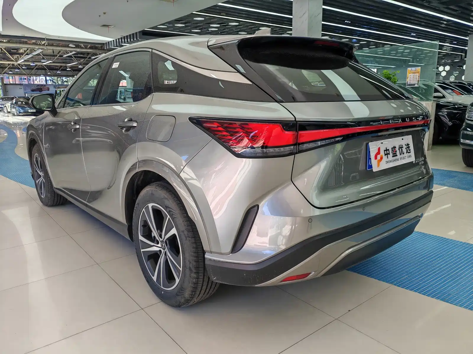 Фото 4 - Lexus RX