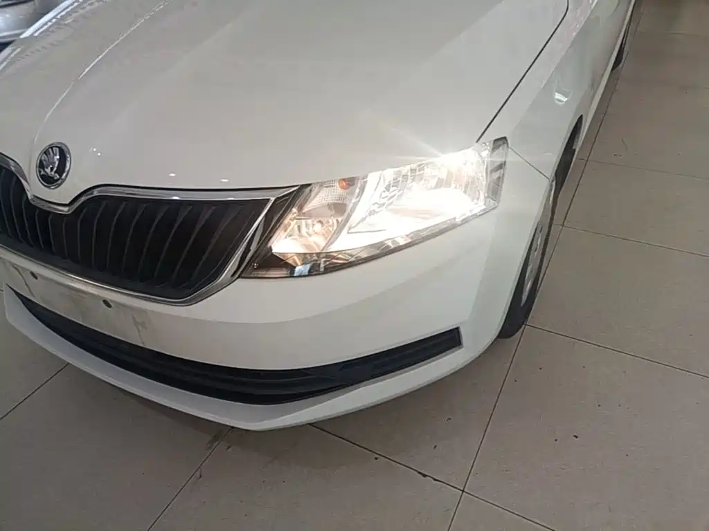 Фото 24 - Škoda Rapid