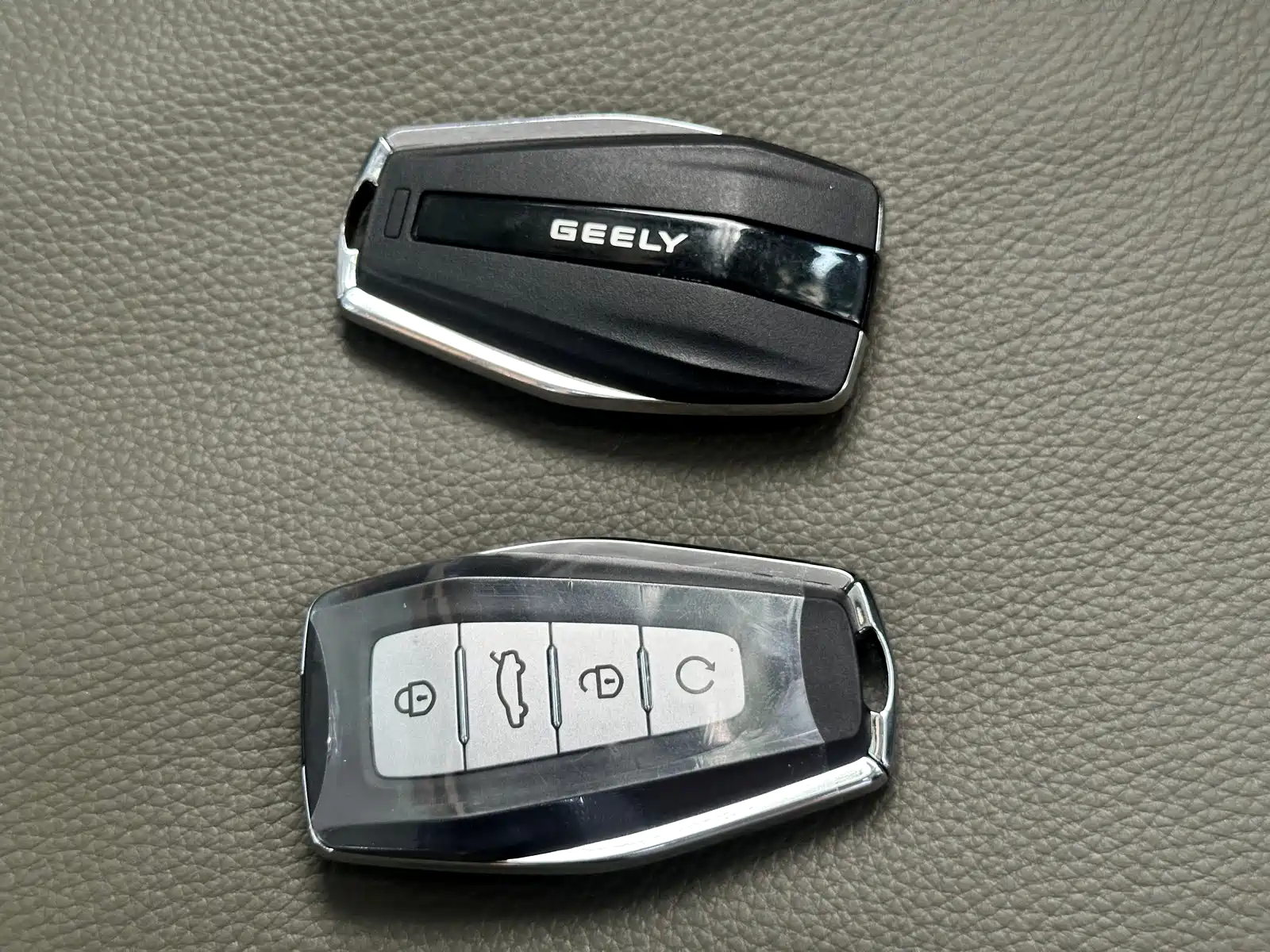 Фото 32 - Geely Monjaro