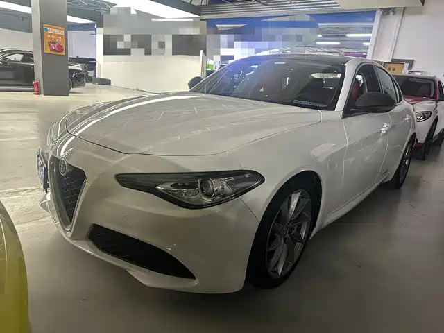  Alfa Romeo Giulia 2017 2.0T 280HP Luxury Edition