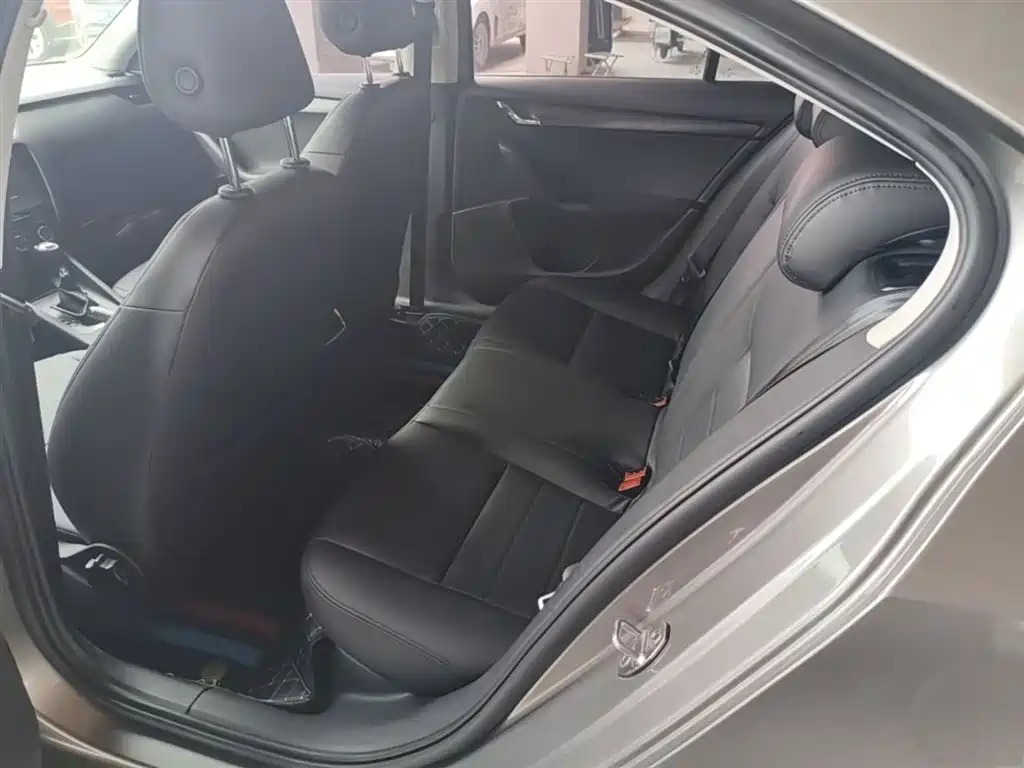 Škoda Octavia 2017 Classic 1.6L Automatic Comfort фото 17