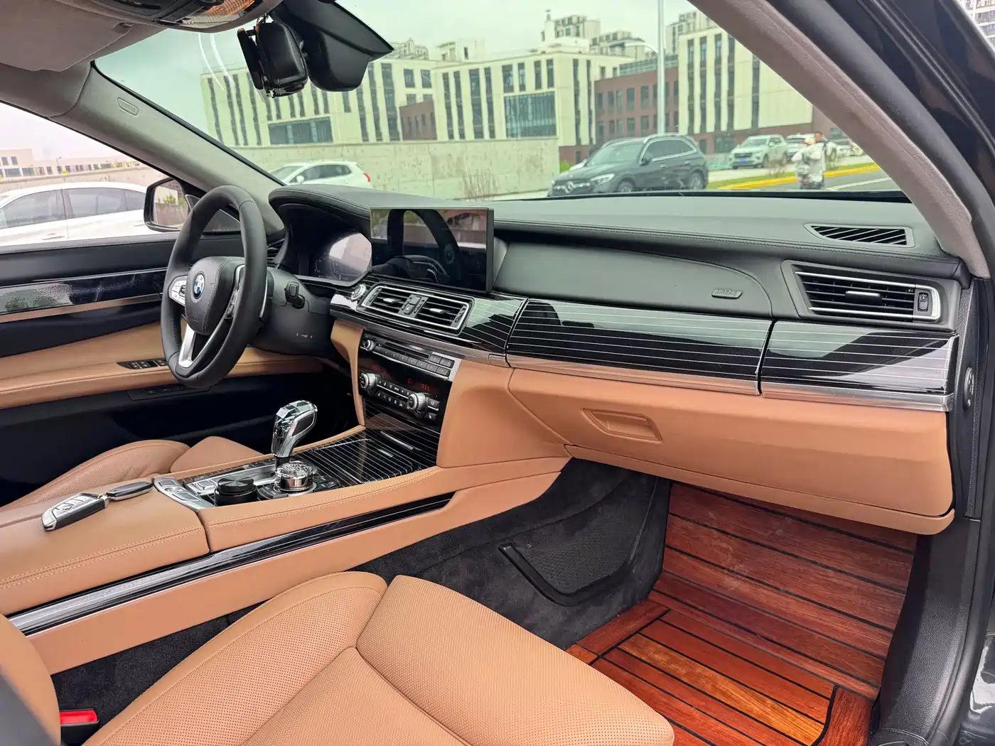BMW 7 Series 2010 750Li фото 18
