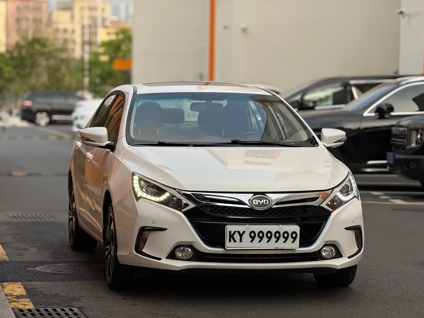 BYD Qin New Energy 2015 1.5T Dual Crown Flagship Edition фото 3