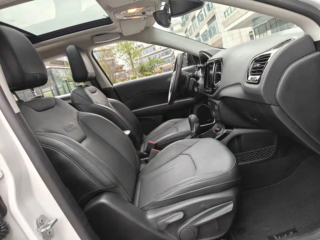Фото 22 - Jeep Compass