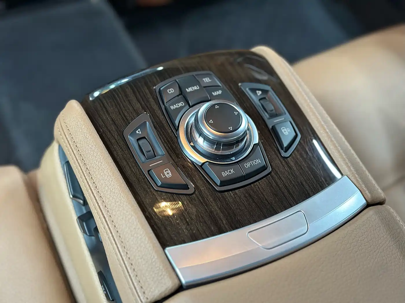 BMW 7 Series 2011 750Li xDrive фото 23