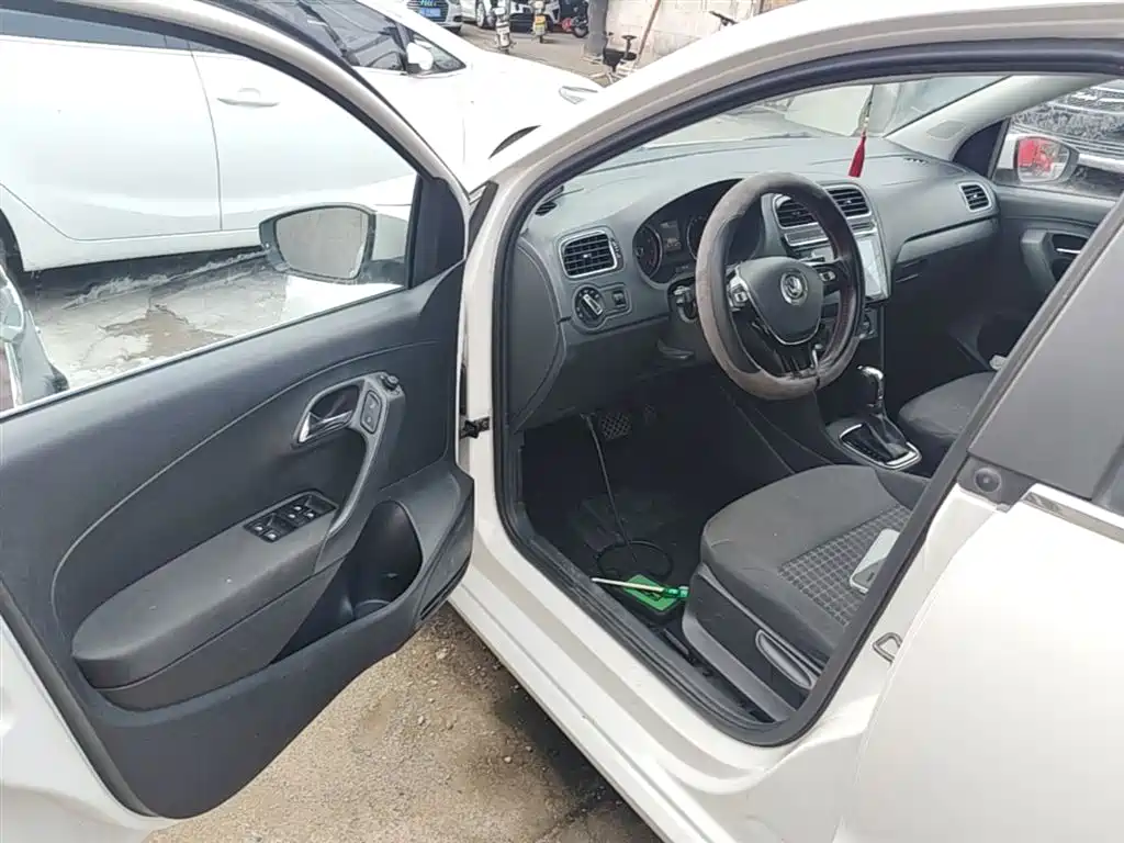 Volkswagen Polo 2016 1.6L Automatic Comfort фото 16